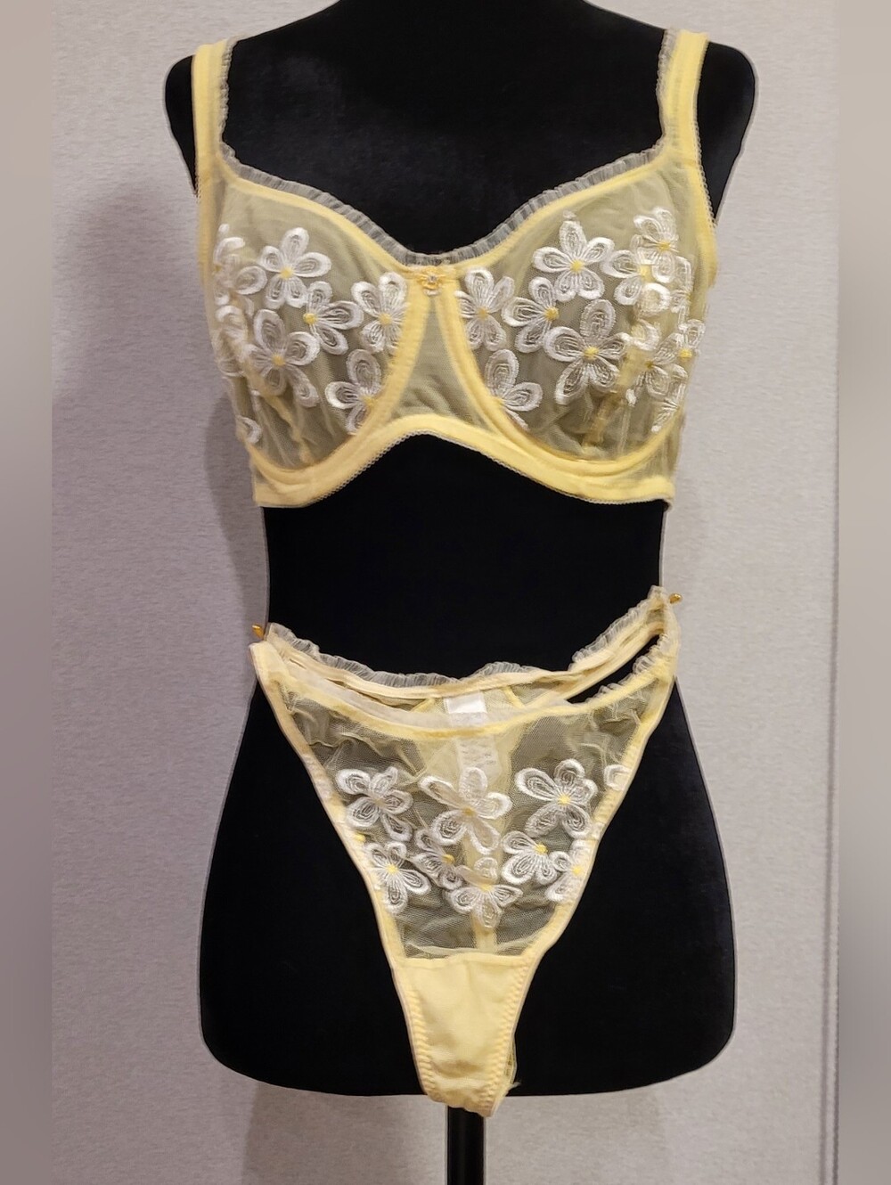 Sexy, Romantic Buttery Yellow & White Vintage Floral Lingerie Set. 36D & S Y2K